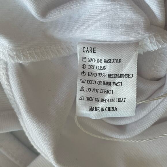 New ~ MANGOPOP ~  Scoop Neck Sleeveless Bodysuit Size Medium - Picture 6 of 6